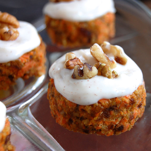 Raw Mini Carrot Cakes with Cinnamon Glaze- a healthier and tastier version of carrot cake! You’ll love these.