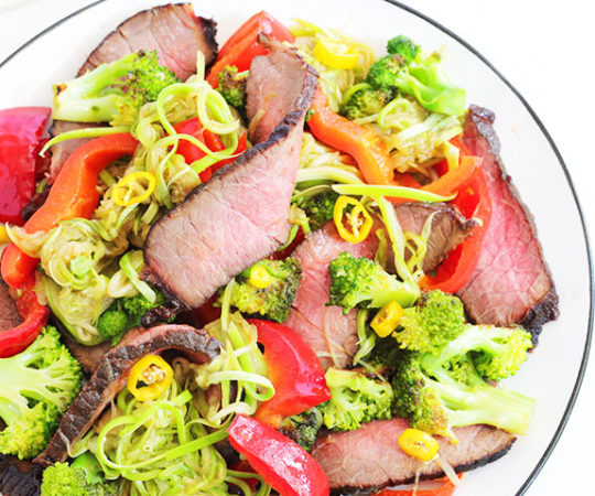 Give our low carb beef teriyaki with zucchini noodles a try and you’ll be convinced that traditional recipes can be made in a healthy way!