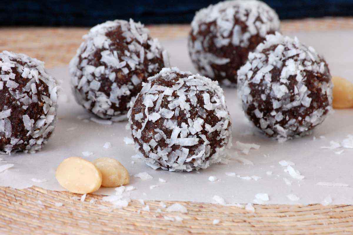 Chocolate Macadamia Nut Energy Bites